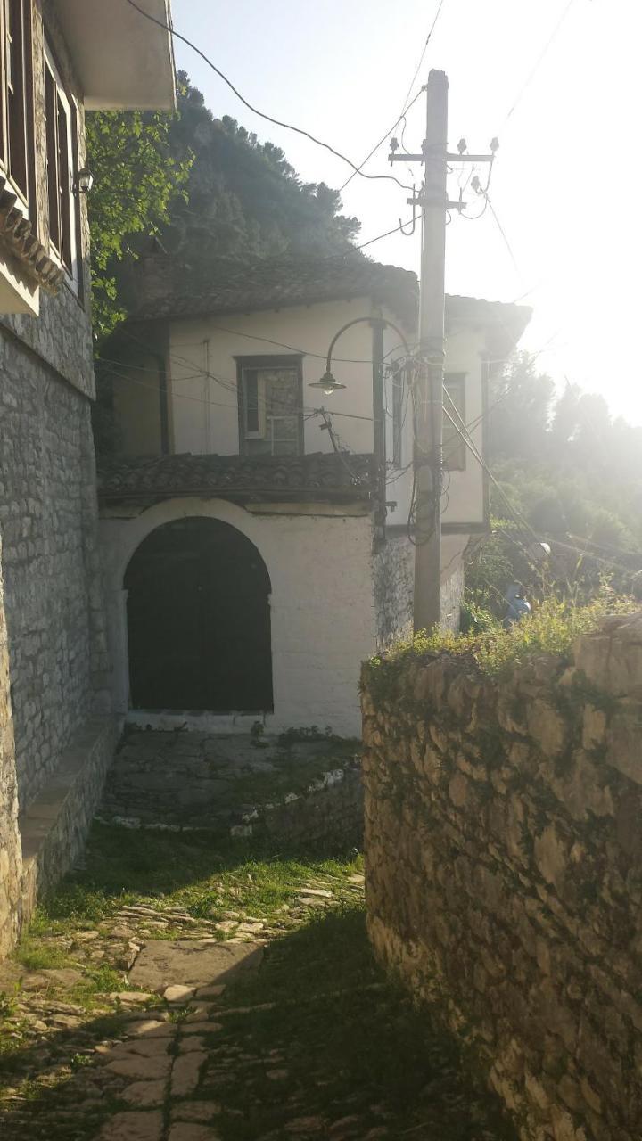 Guest House Taunus Berati Exterior foto