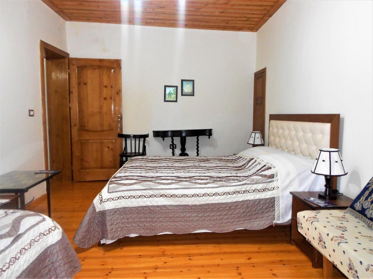 Guest House Taunus Berati Exterior foto